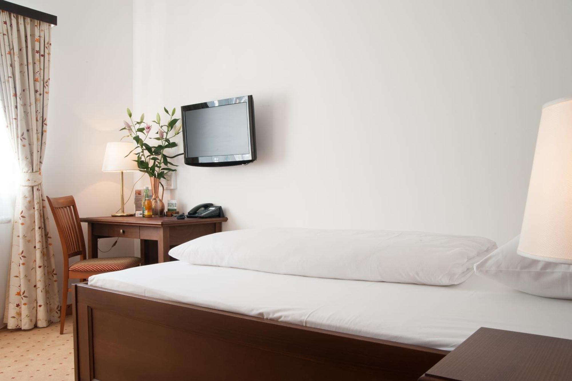Hotel Gasthof Der Jagerwirt Bergheim Room photo